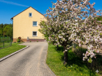Bild vom Haus außen Einfahrt - Frisch Renovierte Maisonette Wohnung mit Blick auf die Donau und Großem Gartenanteil